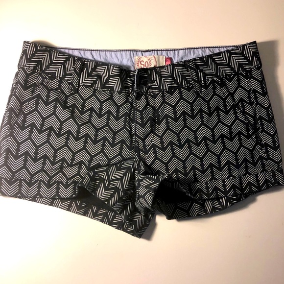 SO Arrow Patterned Chevron Shorts - Picture 2 of 4